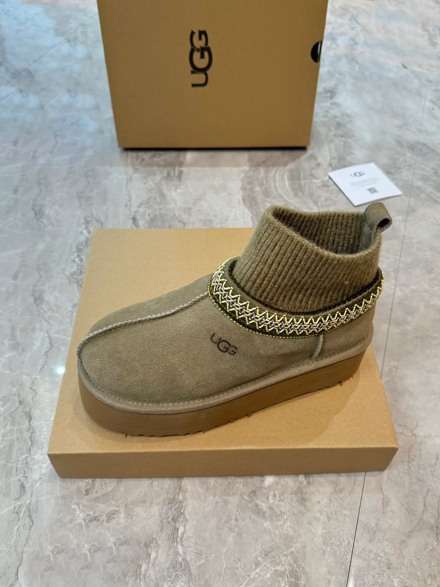Self-pickup 💰520 New snow boots 1125956 Ethnic style plus sock cover, the sock cover is inserted into the wool. The surface is made of imported silk cow suede, and the inner part is made of Longfeng fur. Foam outsole has light anti-slip characteristics. Four colors, 35-40
